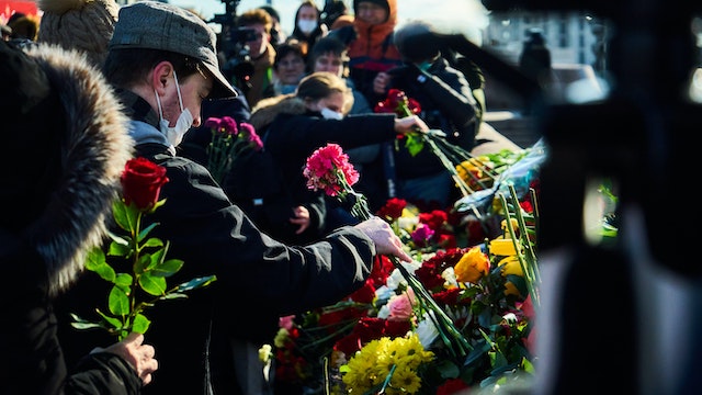 Dos And Don'ts Of Funeral Attire: What To Wear To A Funeral