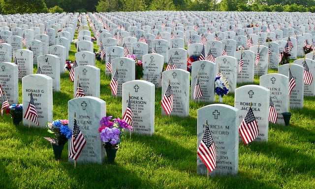 A picture of headstones at Fort Snelling National Cemetery